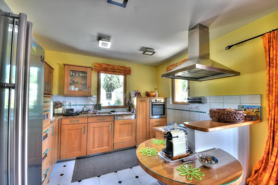 Villa indipendente di 7 locali ad Aups