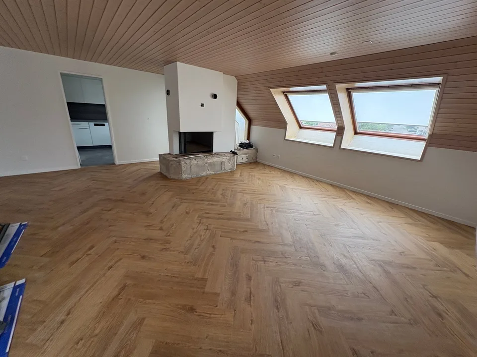 Appartement de toit unique de 4,5 pièces avec cheminée et belle vue à Menziken