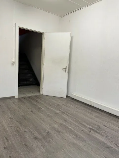 Bureaux administratifs en zone industrielle (2 minutes de l'autoroute)