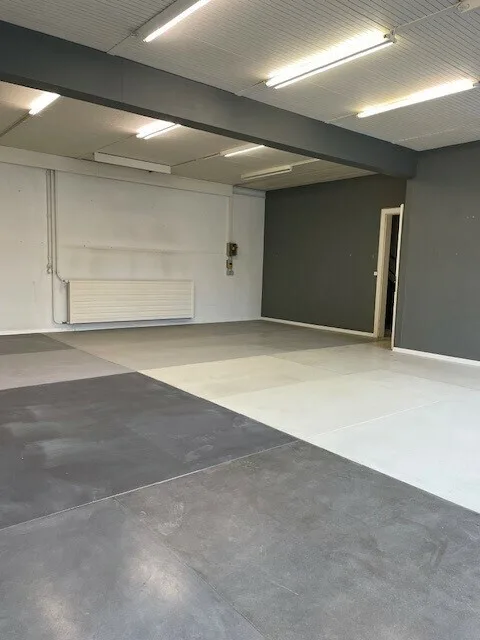 Bureaux administratifs en zone industrielle (2 minutes de l'autoroute)