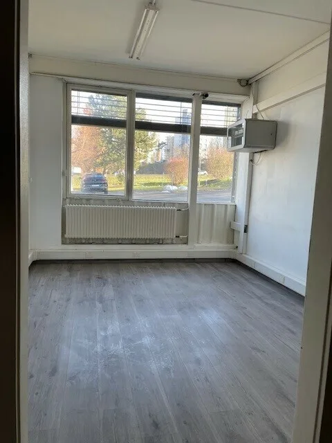 Bureaux administratifs en zone industrielle (2 minutes de l'autoroute)