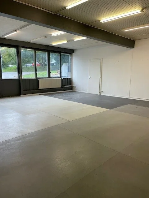 Bureaux administratifs en zone industrielle (2 minutes de l'autoroute)
