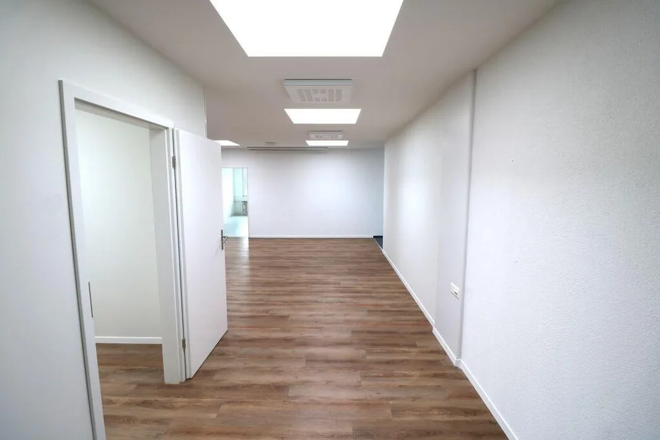 Moderne Büroräumlichkeit zu vermieten