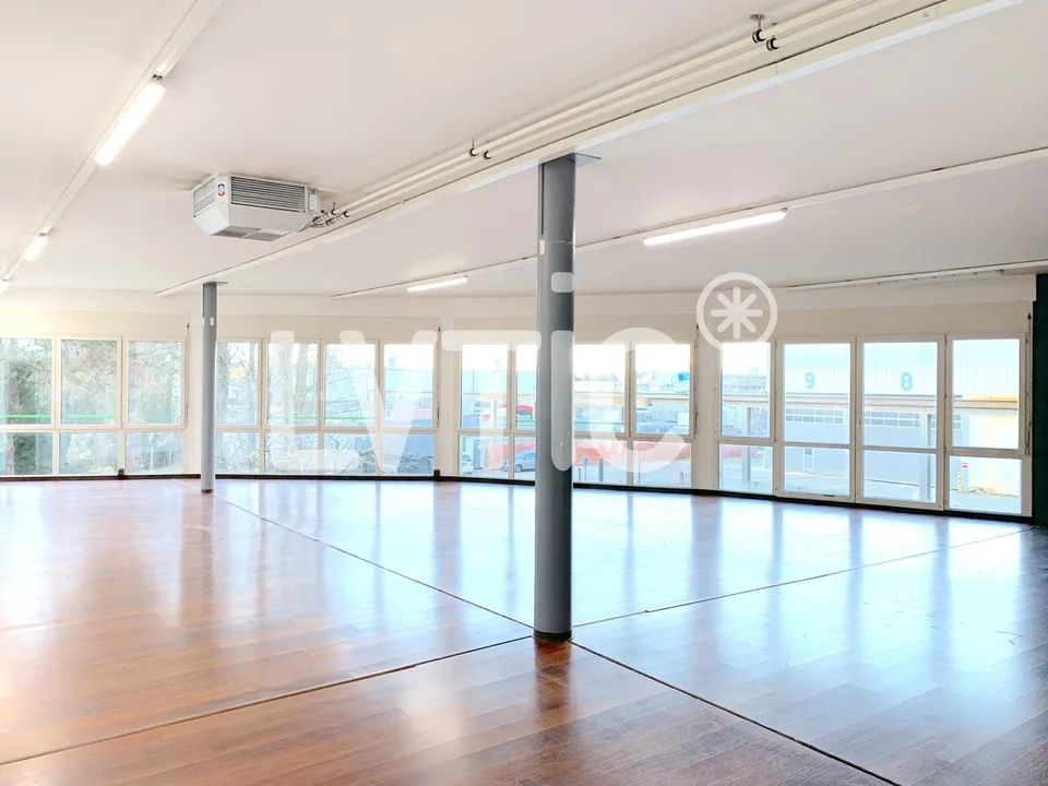 Locaux, bureaux, atelier de 336 m2 à louer à Villeneuve