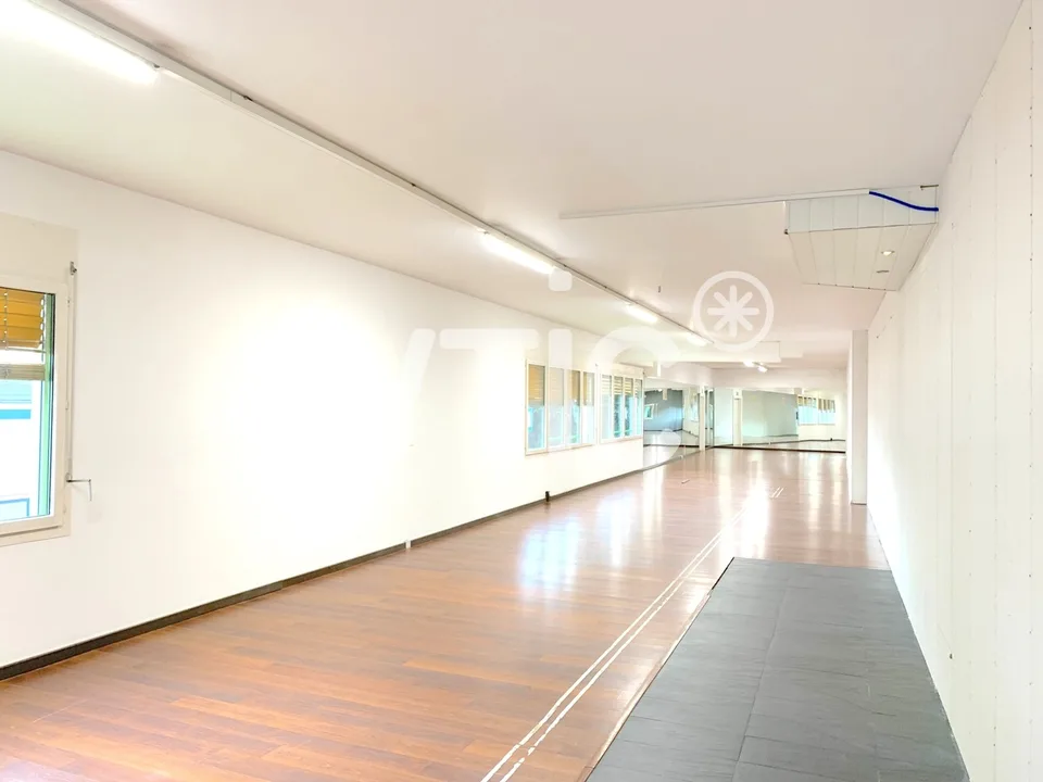 Lokale, Büros, Werkstatt von 336 m2 zur Miete in Villeneuve – Foto 6 von 8