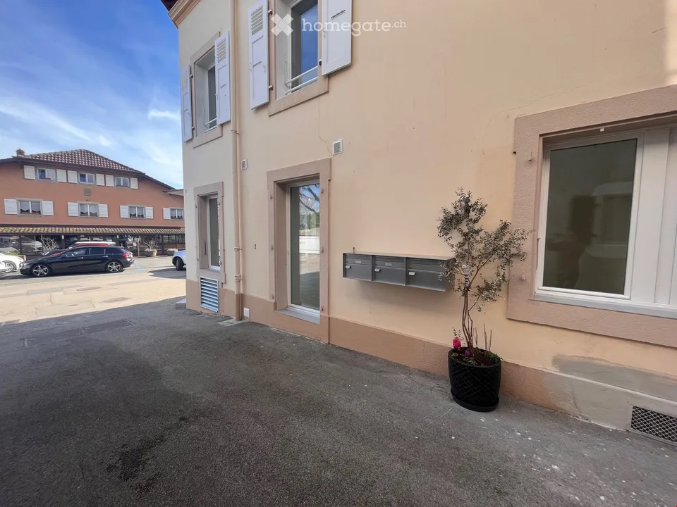 Vetrina nel centro del villaggio con fuga sul lago