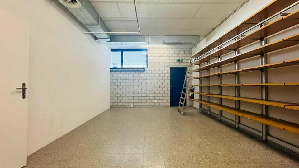 Ampio spazio commerciale al piano terra con rampa, 3 stanze e parcheggi - disponibile immediatamente