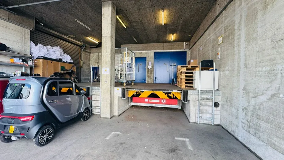 Grosse Gewerbefläche im EG mit Rampe, 3 Räumen und Parkplätzen - sofort verfügbar
