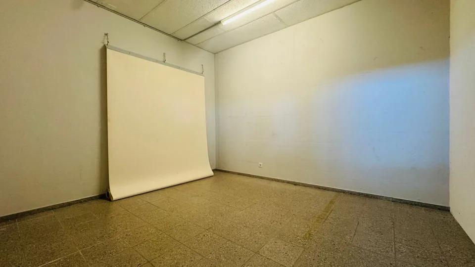 Ampio spazio commerciale al piano terra con rampa, 3 stanze e parcheggi - disponibile immediatamente
