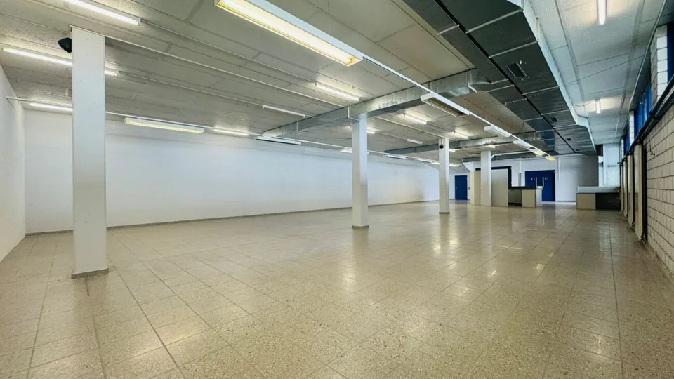 Ampio spazio commerciale al piano terra con rampa, 3 stanze e parcheggi - disponibile immediatamente