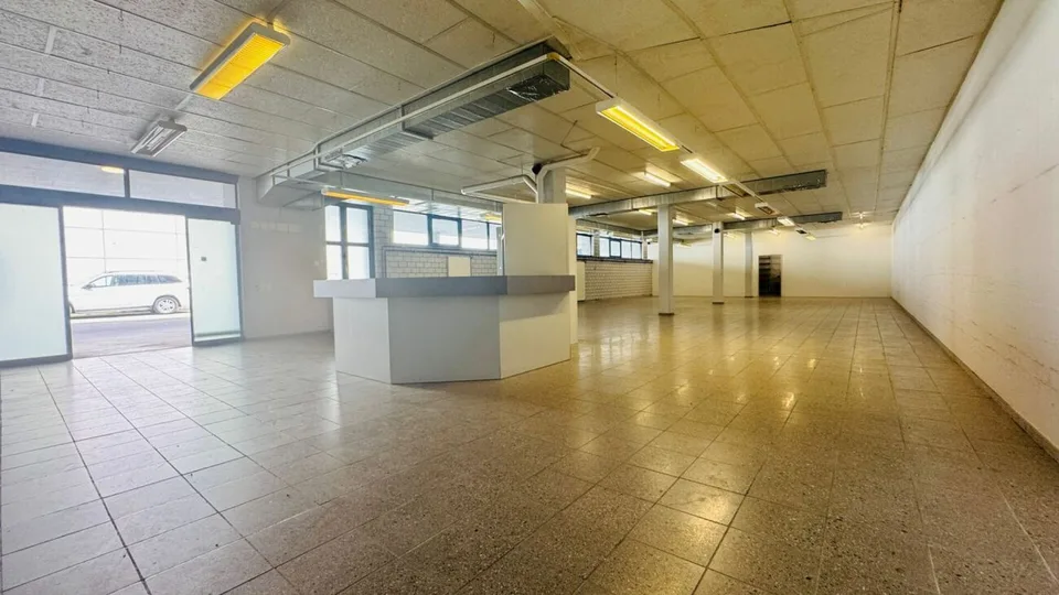 Ampio spazio commerciale al piano terra con rampa, 3 stanze e parcheggi - disponibile immediatamente