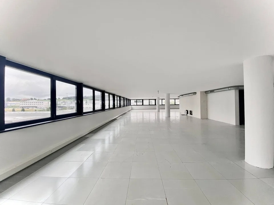 Laboratorio, studio, locali nuovi di 300 m2 in affitto