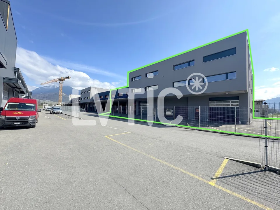 Ateliers, dépôts, bureaux de 1710 m2 divisibles à louer à Collombey