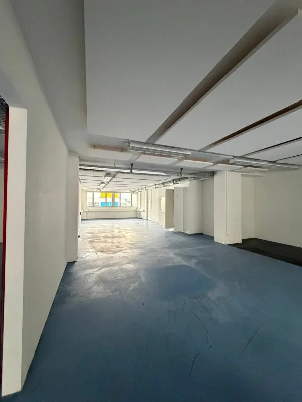 La tua nuova sede aziendale; 597 m2 di spazi per uffici e servizi al piano terra con accesso diretto via rampa