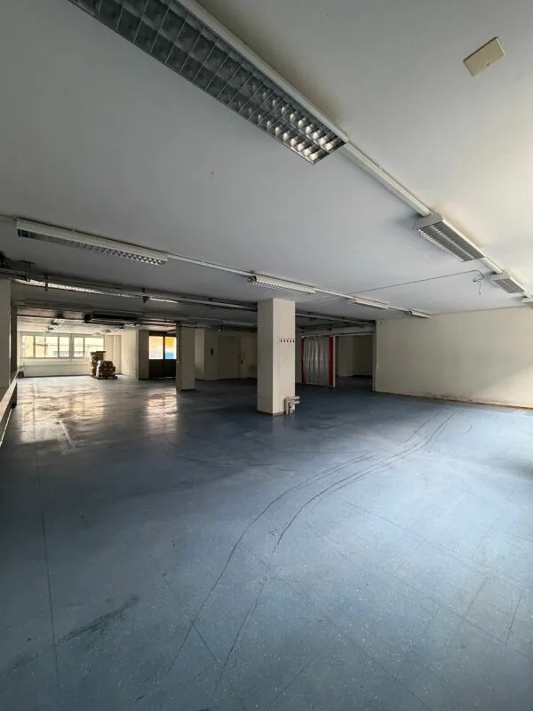 La tua nuova sede aziendale; 597 m2 di spazi per uffici e servizi al piano terra con accesso diretto via rampa