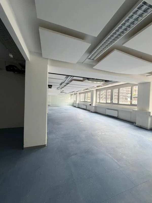 La tua nuova sede aziendale; 597 m2 di spazi per uffici e servizi al piano terra con accesso diretto via rampa