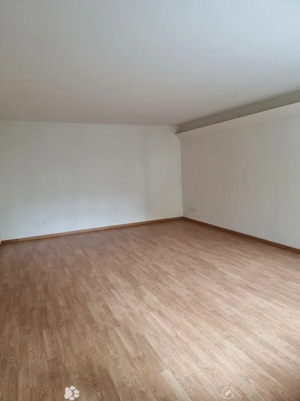 Spacious 4.5-room ground-floor apartment with outdoor seating area