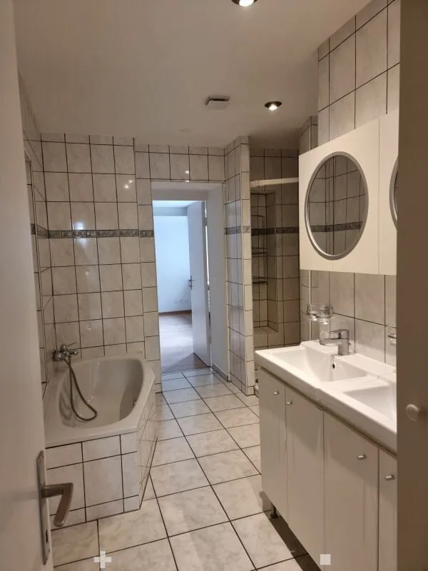 Grosszügige 4.5-Zimmer-Erdgeschosswohnung mit Aussensitzplatz – Foto 7 von 10