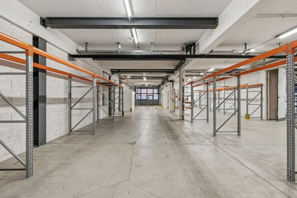 Industriefläche mit Büros ZI Budron 1131 m² + Büros Unabhängiger Zugang & Parkplätze