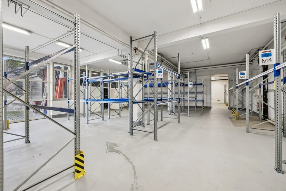Superficie industriale con uffici ZI Budron 1131 m² + uffici Accesso indipendente & parcheggi – foto 6 di 9