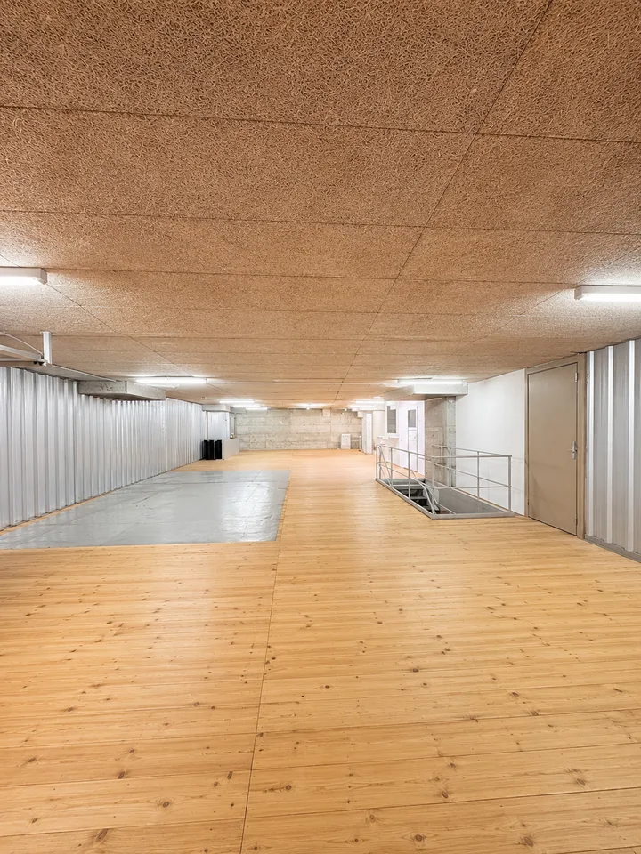 Ampio spazio di stoccaggio su due piani di circa 570 m² in affitto