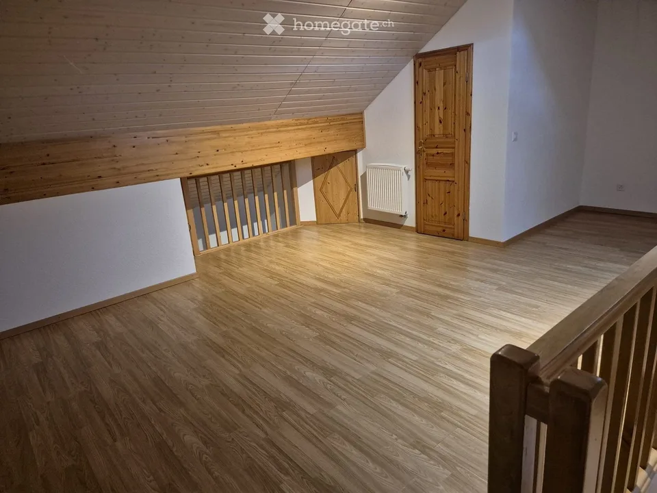 Wohnung mit 3.5 Zimmern im Dachgeschoss in Lucens (VD)