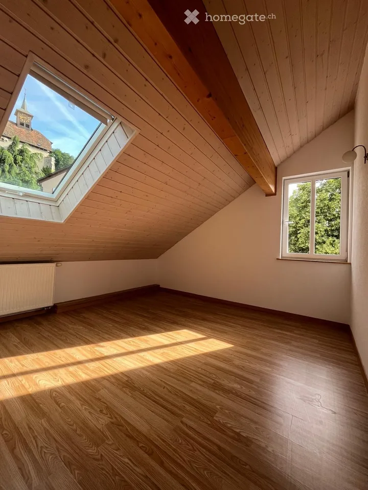 Wohnung mit 3.5 Zimmern im Dachgeschoss in Lucens (VD)