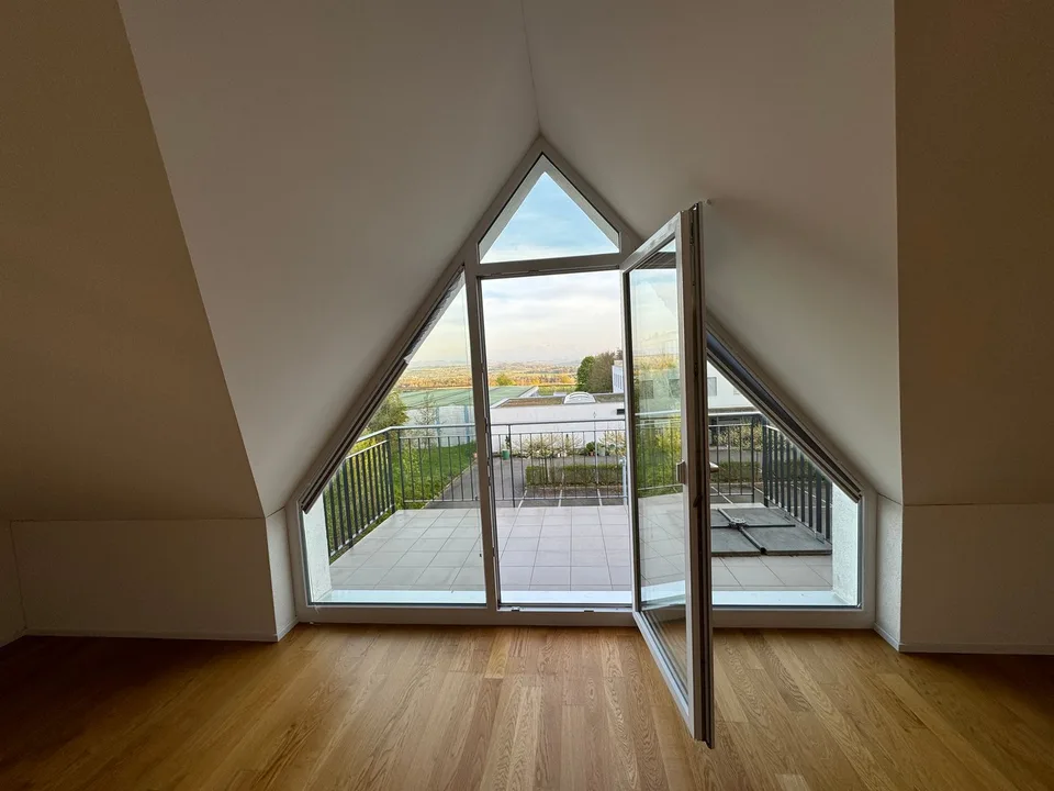 Appartamento mansardato da sogno di 3.5 locali con balcone e vista incantevole su Säntis | Berg TG