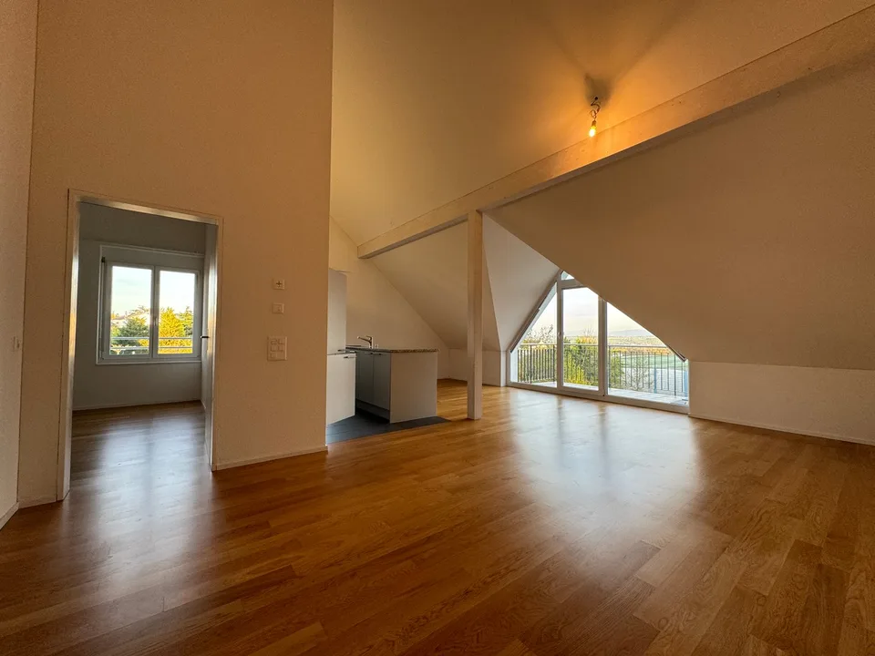Appartamento mansardato da sogno di 3.5 locali con balcone e vista incantevole su Säntis | Berg TG