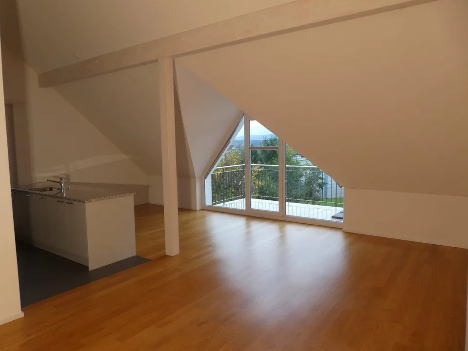 Appartamento mansardato da sogno di 3.5 locali con balcone e vista incantevole su Säntis | Berg TG