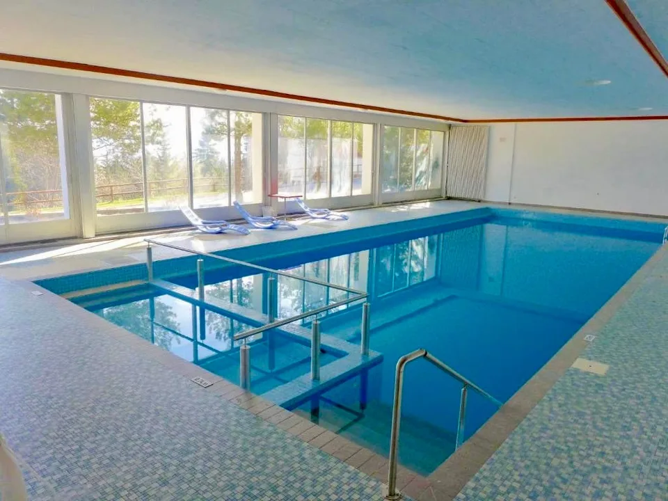 Spacious 3.5-room apartment with pool and mountain views in Crans-Montana