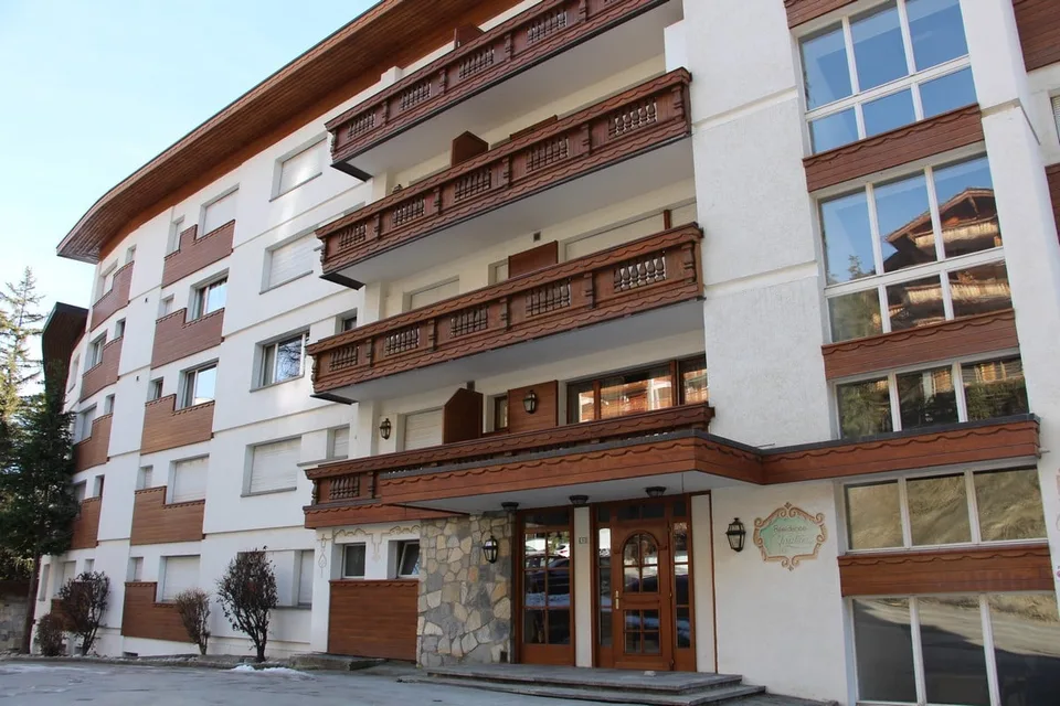 Spacious 3.5-room apartment with pool and mountain views in Crans-Montana