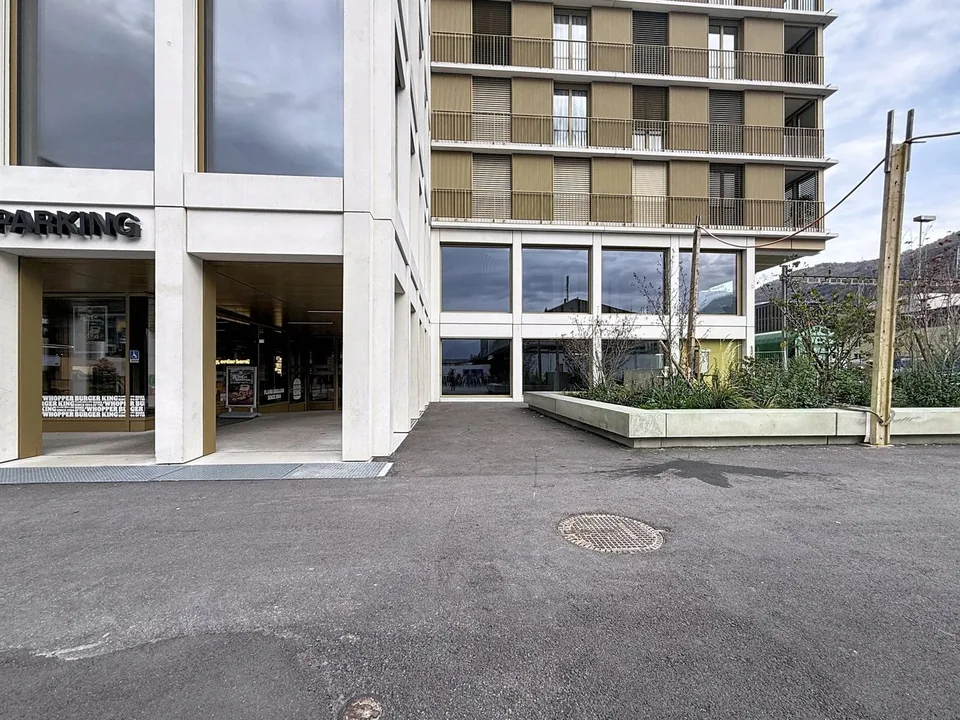 A LOUER - Emplacement n1 - Arcade 142.22 m² sur la Place de la Gare (Sion)