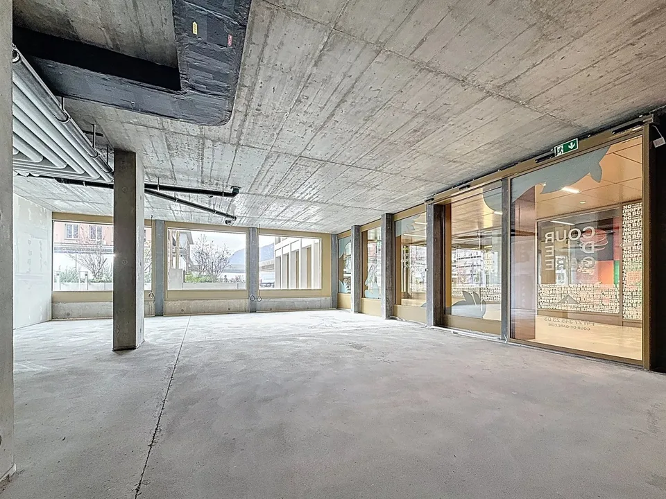 A LOUER - Emplacement n1 - Arcade 142.22 m² sur la Place de la Gare (Sion)