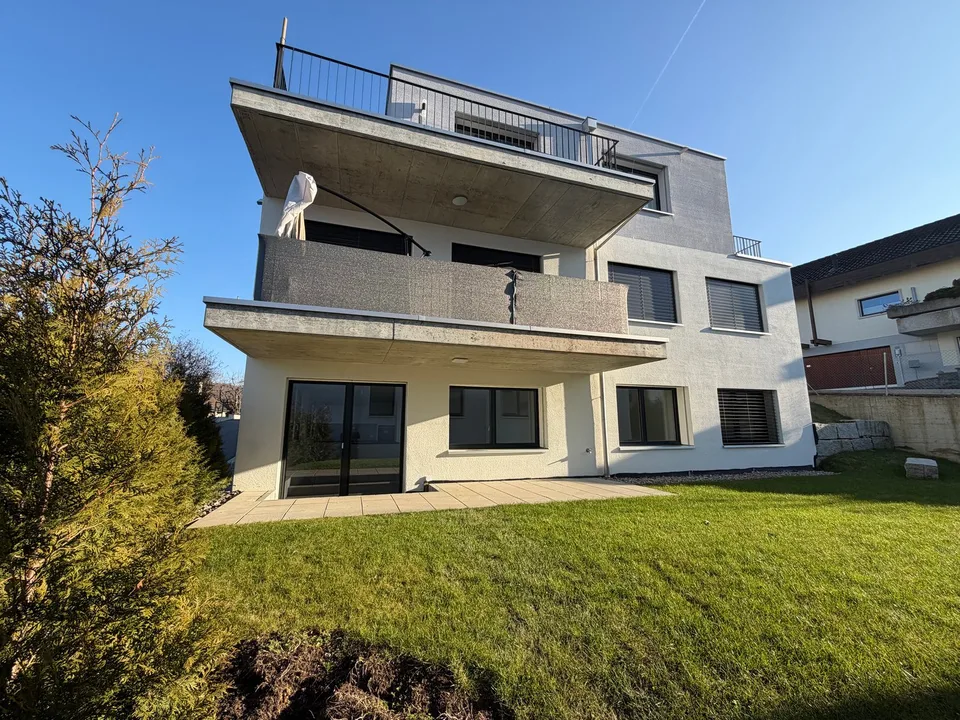 Moderne 3.5-Zimmer-Erdgeschosswohnung mit Gartensitzplatz in Büsserach