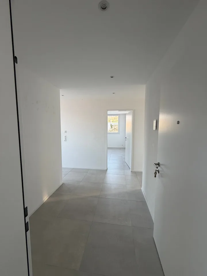 Appartamento moderno di 3,5 locali al piano terra con area di giardino a Büsserach
