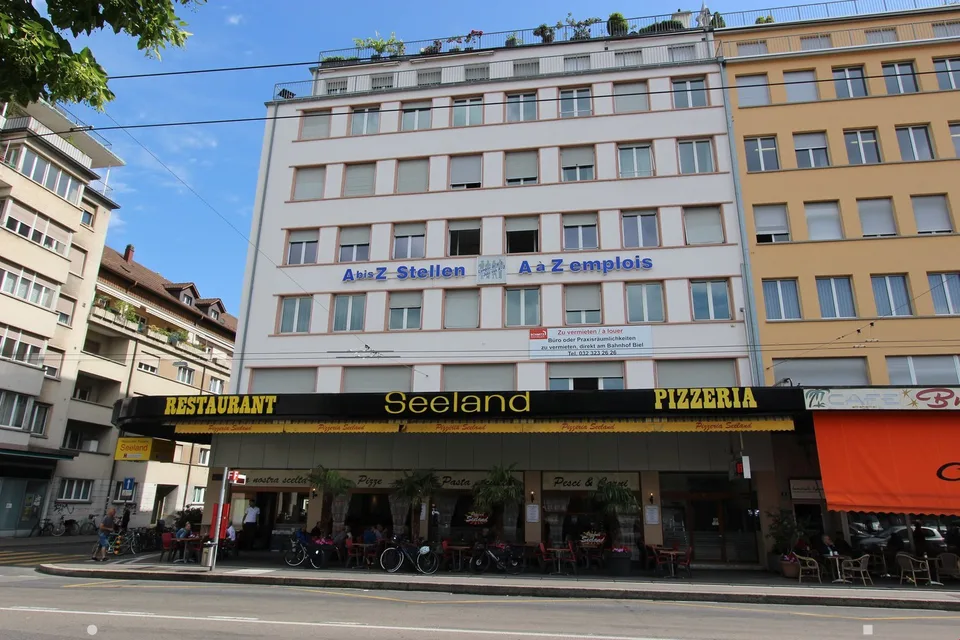 Top Lage vis-à-vis vom Bahnhof - grosse und helle Räume