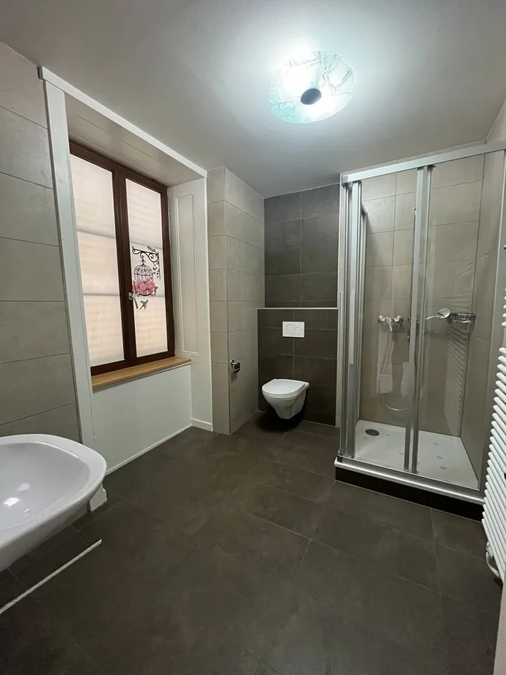 GROSSES 5,5 ZIMMER MIT CHARAKTER UND PARKETT
