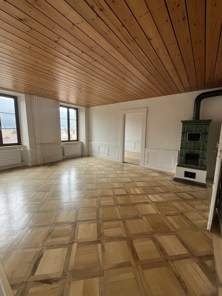 GROSSES 5,5 ZIMMER MIT CHARAKTER UND PARKETT