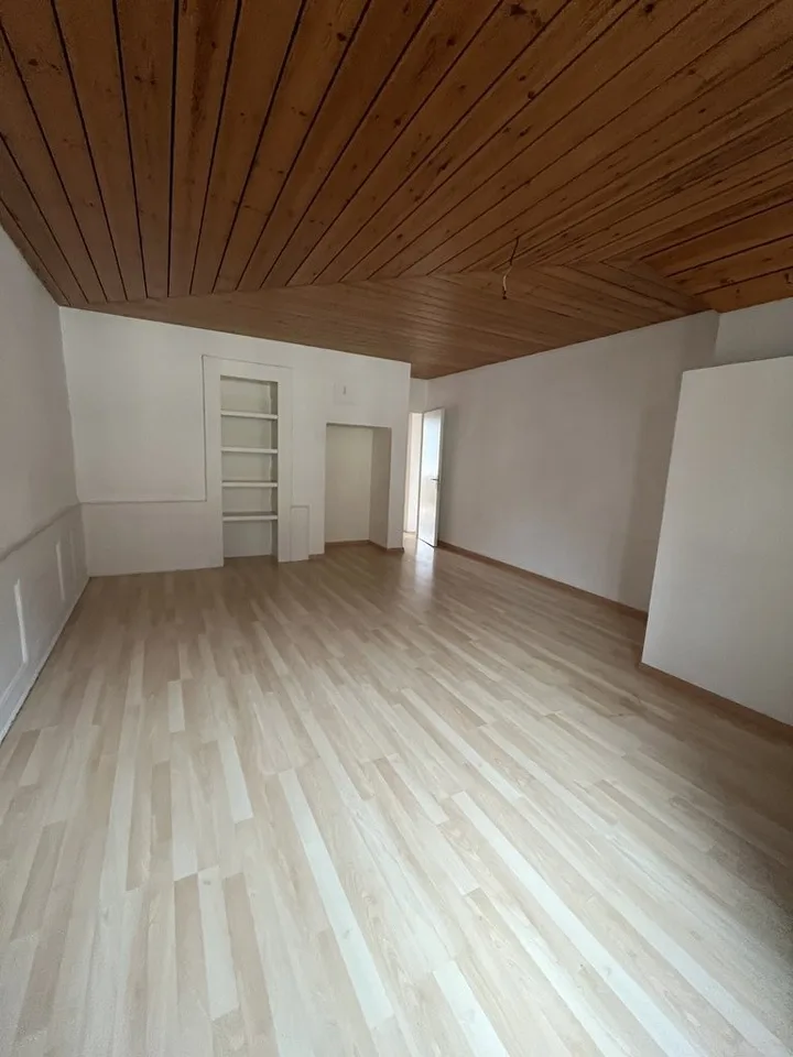 GROSSES 5,5 ZIMMER MIT CHARAKTER UND PARKETT