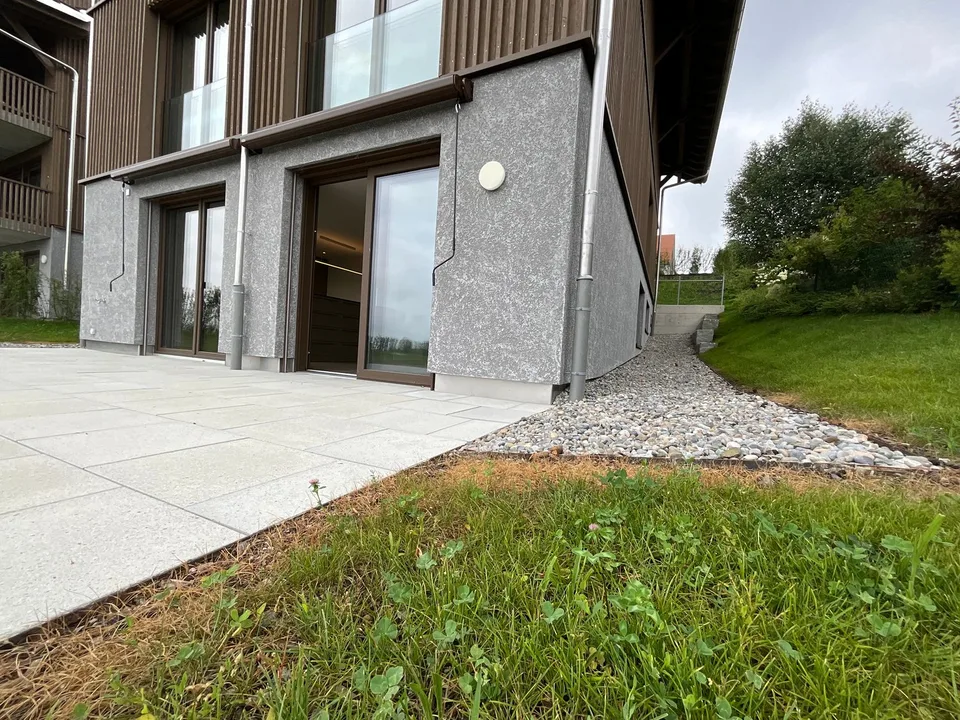 3.5-Zimmer-Garten-Wohnung mit atemberaubendem Ausblick und Zusatzraum