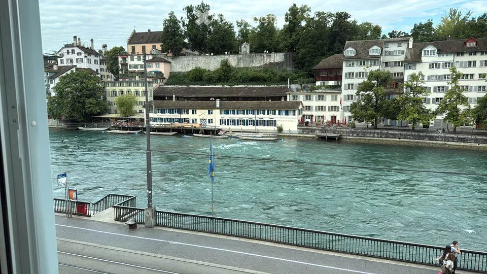 Ihr Büro auf dem Wasser: 100 m² auf Zürichs Limmatquai, im Herzen der Altstadt