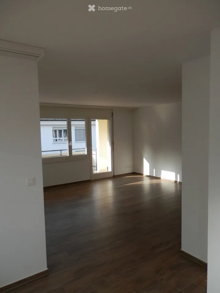Frisch renovierte 4.5-Zi-Whg mit Balkon, Cheminée und Garage