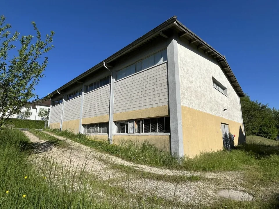 Molto spazio per il tuo magazzino o hobby: 170 m² in una posizione centrale a Glattfelden in affitto
