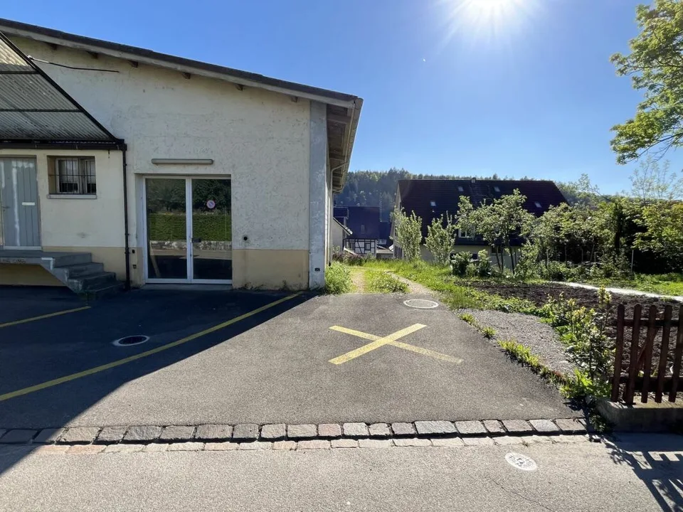 Molto spazio per il tuo magazzino o hobby: 170 m² in una posizione centrale a Glattfelden in affitto