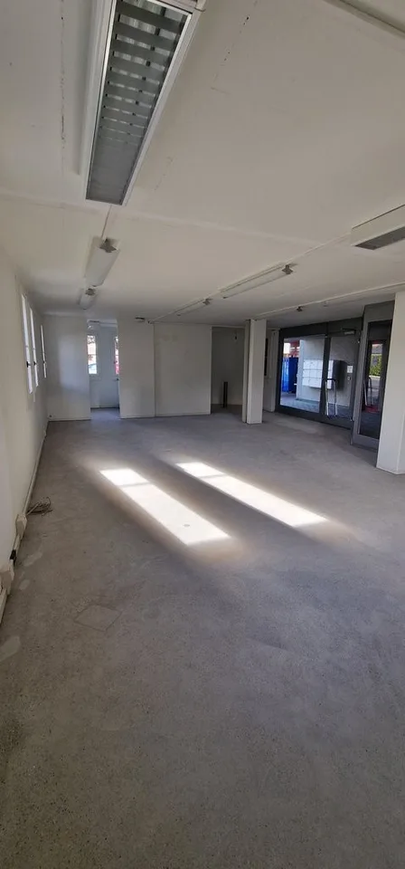 Spazio commerciale nel centro del villaggio di Bonstetten