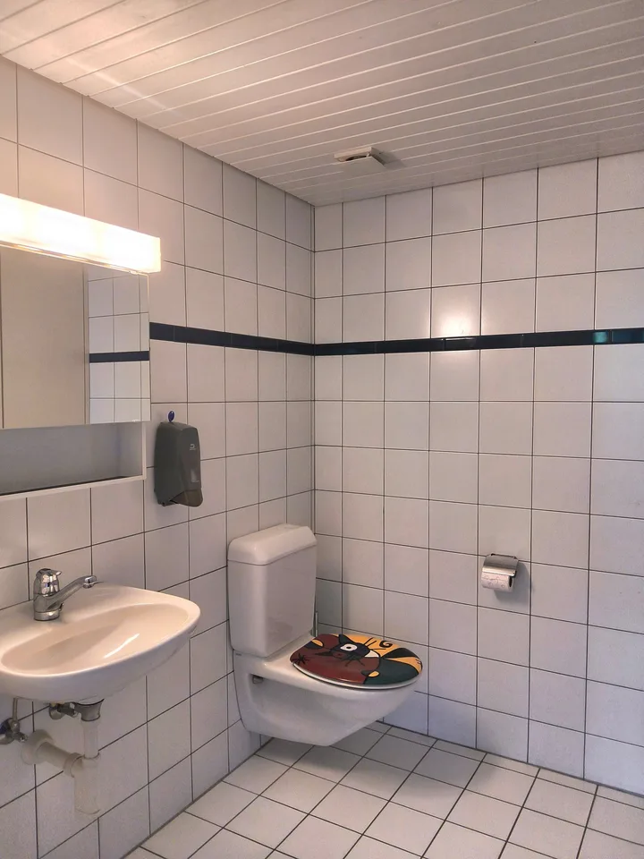 Gewerbefläche mit Rampe an idealer Lage in Bösingen zu vermieten