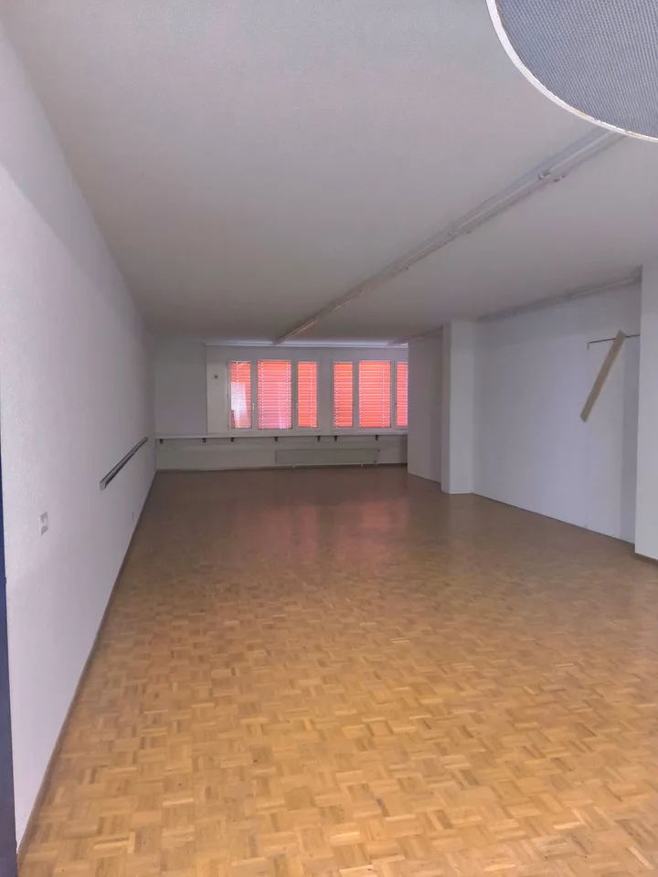 Gewerbefläche mit Rampe an idealer Lage in Bösingen zu vermieten