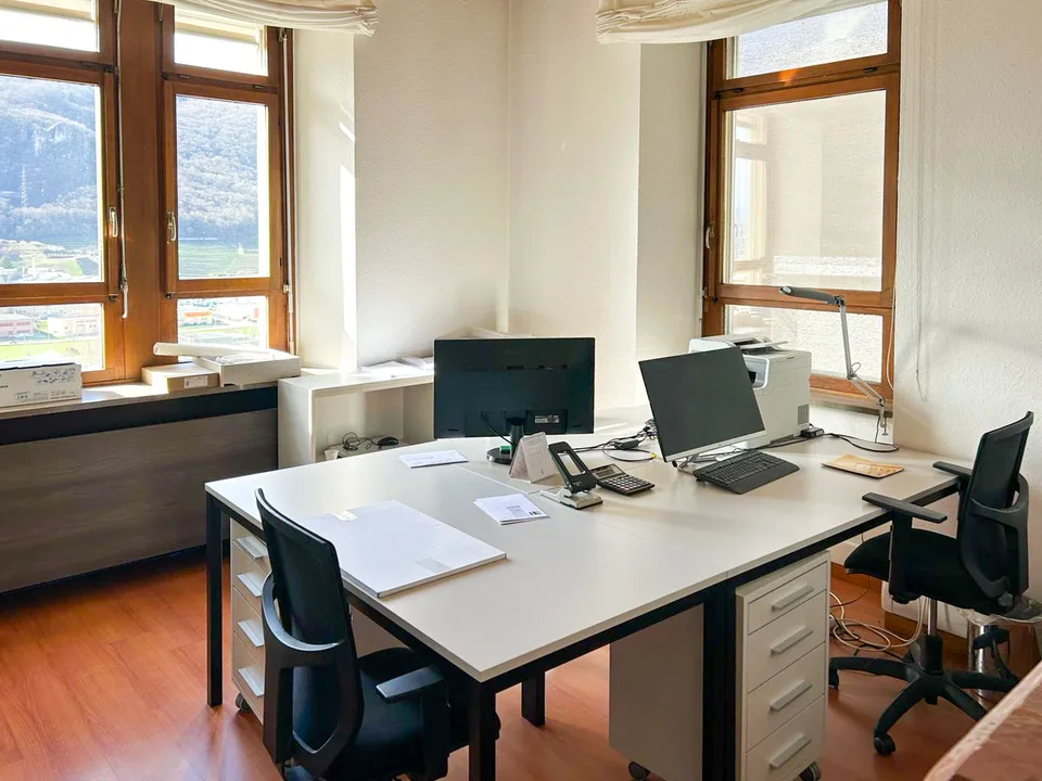 AMPIO UFFICIO CON SALE RIUNIONI E PARCHEGGI