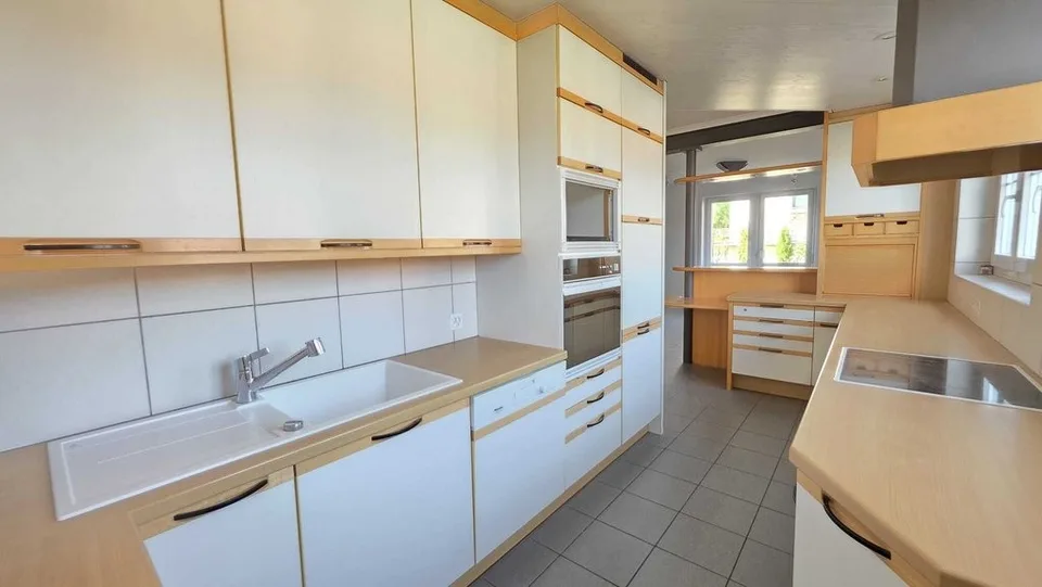 PRÄCHTIGES 5-ZIMMER-APARTMENT IM ERDGESCHOSS MIT PRIVATER TERRASSE